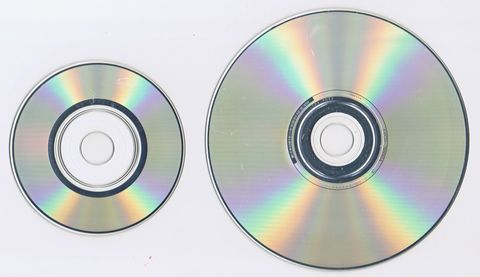 8cmシングルCDと12cmサイズの標準的なCD比較