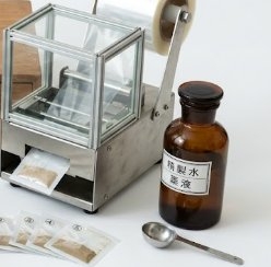 生薬標本・試薬・調剤機器などの実物や器具